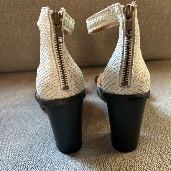 Free People Textured Brown & Ivory Snakeskin Block Heels Strappy Boho - Picture 3 of 7